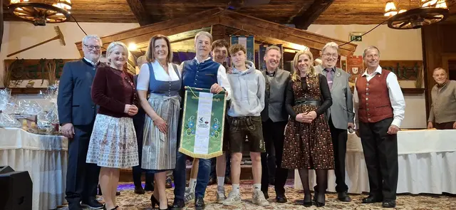 Herren Vierermannschaft Bezirksmeisterschaft Rang 4 EC Gasteig; vl Vizebürgermeister Helmuth Hehenberger, Frau Landtagsabgeordnete Claudia Hagsteiner, GV Frau Maria Braito, Wolfgang Schneider, Martin Leo, Lukas Fankhauser, Stefan Seibl, Frau Landtagsabgeordnete Katrin Brugger Bezirksobmann Andi Aberger, Landesfachwart Johannes Lanner und Bezirkskassier Christian Erhart. | Foto: Sabine Trabi; Friedl Schwaighofer; Anneliese Hechenberger