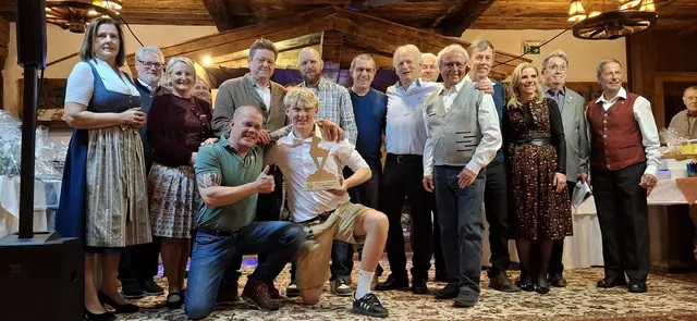 Bezirkscup Herren Rang 2 EC Oberndorf vl. die Offiziellen; GV Maria Braito, Vizebürgermeister Helmut Hehenberger, Frau Landtagsabgeordnete Claudia Hagsteiner, GV Hanspeter Ellmerer, stehend, Erwin Hofer, Christoph Volstuben, Manfred Hörl, Gerhard Vogel, Vizebürgermeister Hannes Waltl, Rudi  Volstuben, Peter Wimmer, Frau Landtagsabgeordnete Katrin Brugger, Bezirksobmann Andi Aberger Landesfachwart Johannes Lanner und Christian Erhart, vorne kniend Walter Ritter und Lorenz Hofer. | Foto: Sabine Trabi; Friedl Schwaighofer; Anneliese Hechenberger