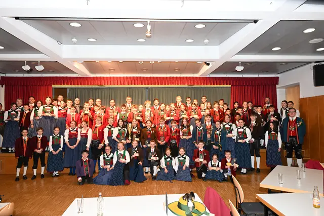 Alle bei der Siegehrung anwesenden Teilnehmenden auf einem Blick. | Foto: Hassl