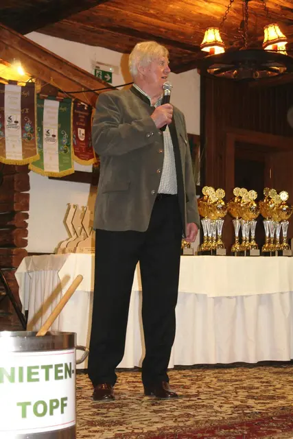 Die Ansprachen Ein begeisterter Ehrenobmann freut sich über die großartige Beteiligung der Ehrengäste sowie der Eisschützinnen und Eisschützen | Foto: Sabine Trabi; Friedl Schwaighofer; Anneliese Hechenberger