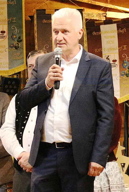 Der Vizebürgermeister der Gemeinde Oberndorf Hannes Waltl, war bereits beim Jubiläum in Reith als Gemeindevertreter dabei. Er gratulierte zu den unglaublich zahlreichen Aktivitäten und zur Lebendigkeit der Vereine und des Verbandes.    | Foto: Sabine Trabi; Friedl Schwaighofer; Anneliese Hechenberger