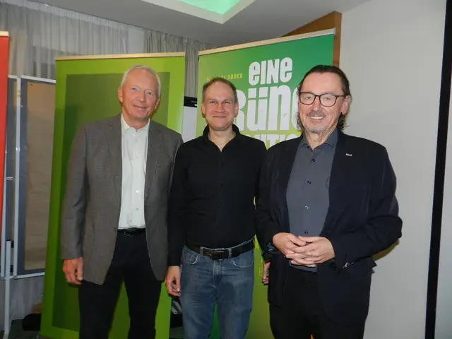 Bürgermeister a. D. Wolfgang Luftensteiner, Michael Soder und Johann Böswarth beim Vortrag über den Klimawandel | Foto: Heribert Punz