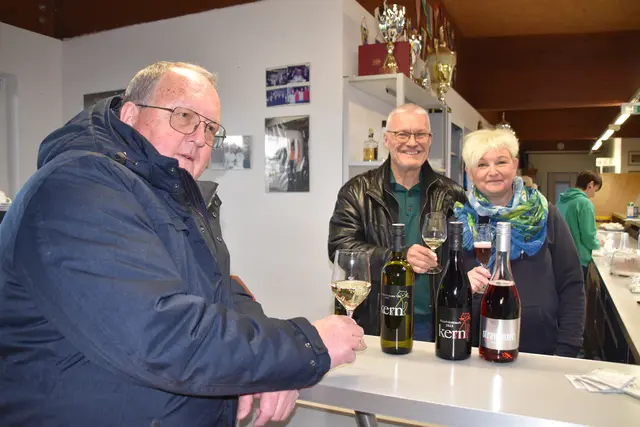 Karl Leitner, Winzer Anton Kern und Sonja Leitner genossen Topweine aus Rechnitz. | Foto: MeinBezirk/Michael Strini