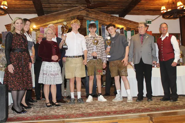 Die Offiziellen gratulieren den Preisträgerinnen und Preisträgern der U-23m Einzelbezirksmeisterschaft mit Schwerstöcken.
Vl. Frau Landtagsabgeordnete Katrin Brugger, GV Frau Maria Braito, Vizebürgermeister Helmuth Hehenberger, Frau Landtagsabgeordnete Claudia Hagsteiner, Vizebürgermeister Hannes Waltl, der Bezirksmeister Lorenz Hofer, 2. Nikolai Bielfeld, 4. Martin Leo, Bezirksobmann Andi Aberger und ASKÖ Landesfachwart Hannes Lanner. | Foto: Sabine Trabi; Friedl Schwaighofer; Anneliese Hechenberger