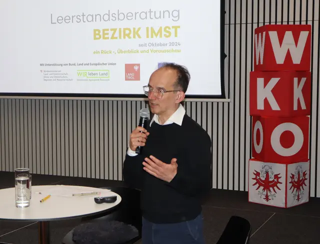 Architekt Werner Burtscher berichtete über die Leerstandsberatung und zeigte erfolgreich abgewickelte Projekte.  | Foto: Tatschl