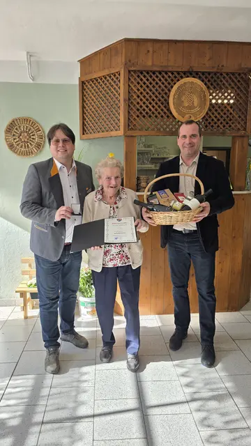 Erika Loibl aus Drasenhofen feiert 90. Geburtstag