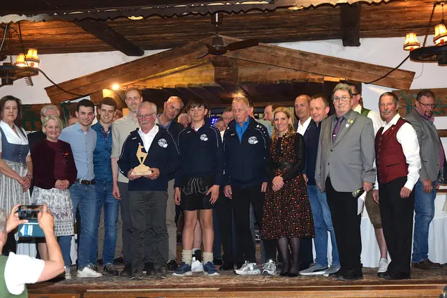 Bezirkscup Herren "Moaren" 2026 Rang 3 EC Rummlerhof vl. GV Frau Maria Braito, Frau Landtagsabgeordnete Claudia Hagsteiner, Jakob Wörgötter, Stefan Hirnsberger, Martin Zöggeler, Stefan Wörgötter, Michael Lackner, Stephan Haselsberger, Walter Spiegel, Klaus Scherlin, Frau Landtagsabgeordnete Katrin Brugger, GV Gemeinde St. Johann Hanspeter Ellmerer,  ECR Obmann Josef Lackner, Markus Kogler Bezirksobmann Andi Aberger und Landesfachwart Johannes Lanner und Verbandvizeobmann Hans Pletzer. | Foto: Sabine Trabi; Friedl Schwaighofer; Anneliese Hechenberger