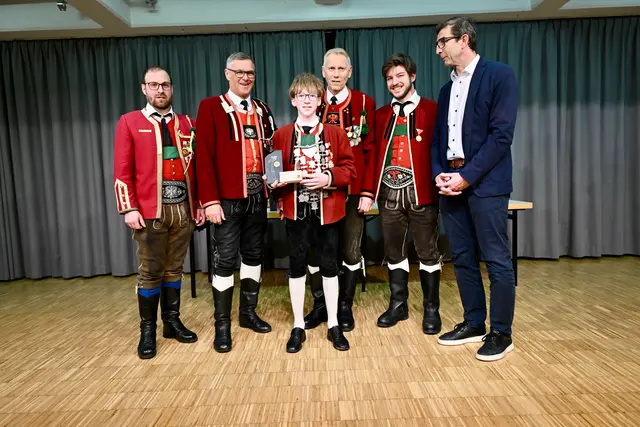 Der neue Jungschützenkönig Xaver Zangerl mit den -Gratulanten: Marco Mösl, Mjr. Hans Knoflach, Hptm. Hansjörg Salchner, Jungschützenbetreuer Sistrans Matthias Schweiger und Bgm. Johannes Piegger | Foto: Hassl