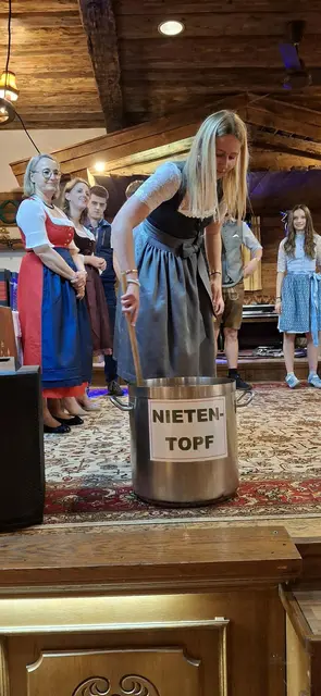 Engel und Bengel ziehen die Preisträger. | Foto: Sabine Trabi; Friedl Schwaighofer; Anneliese Hechenberger