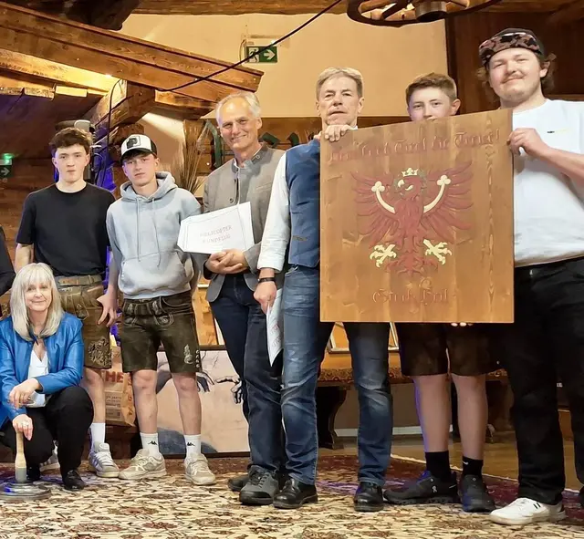 Marianne Luxner einen Schwerstock von Kurt Zwinz, Sebastian Hagsteiner hebt mit den Helikopter von Kitz Air ab und Wolfgang Schneider gewinnt den handgemalten Tiroler Adler von Adrian Johannes Lechner. | Foto: Sabine Trabi; Friedl Schwaighofer; Anneliese Hechenberger