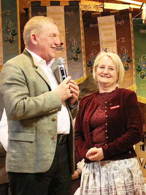 Der Ökonomie Rat und Langzeit Unterstützer unseres Verbandes gratuliert zu den zahlreichen Aktivitäten weiß aber noch nichts von seinem Glück denn heute wir er noch selbst im Mittelpunkt stehen. Die Frau Landtagsabgeordnete Claudia Hagsteiner freut sich gut gelaunt mit. | Foto: Sabine Trabi; Friedl Schwaighofer; Anneliese Hechenberger