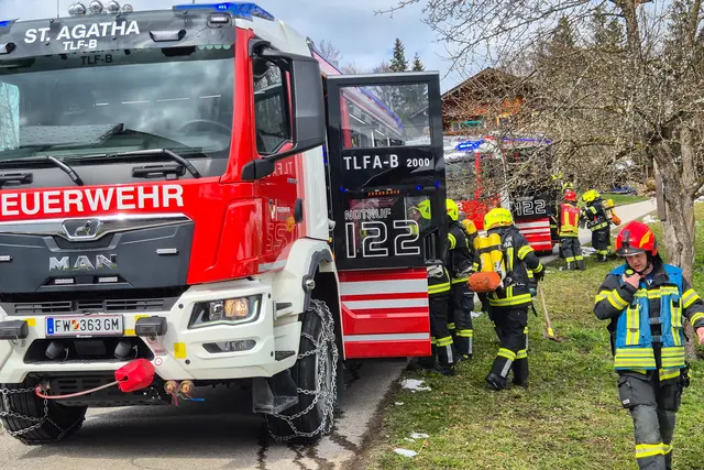 Neben den Tanklöschfahrzeugen sicherte eine 1,5 Kilometer lange Versorgungsleitung die Wasserverfügbarkeit. | Foto: FF Bad Goisern