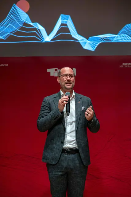Mario Gerber, Landesrat für Wirtschaft, Digitalisierung und Tourismus, begrüßte die rund 200 Teilnemer:innen beim Tiroler Innovationstag am 17. März 2026. | Foto: Standortagentur Tirol