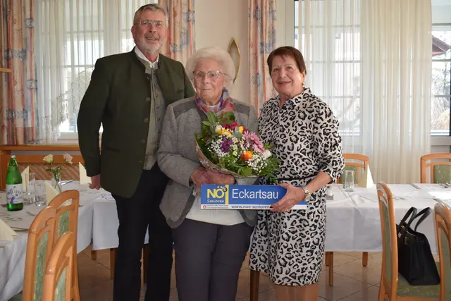 Josefine Hirsch feiert 85er, viele gratulieren herzlich