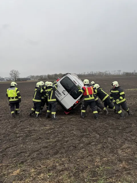 Kleinbus auf Acker überschlagen, doch der Lenker blieb unverletzt