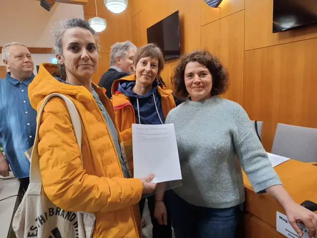 Eine Petition mit mehr als 300 Unterschriften zur „Sicherung der bestehenden, hoch qualitativen Angebote des JUZ STAW mit unseren Profis!“ wurde kurz vor Beginn der der Gemeinderatssitzung an GF Gemeinderätin und Vorsitzende des Jugend-, Vereins- und Kulturausschusses Angelika Staubmann (re.) übergeben.