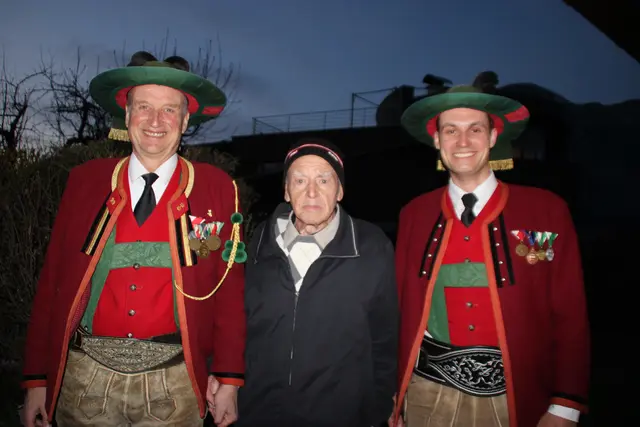Drei Lang-Generationen als Schützen: Sohn Stefan Lang (l.) Kompanie-Ehrenmitglied Karl Lang und Enkel Florian Lang (r.) 