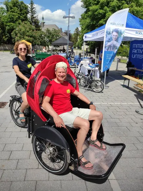 Fahrspaß für alle: Ehrenamtliche Rikschafahrer schenken Freude und Bewegung. | Foto: Radlobby Wolkersdorf