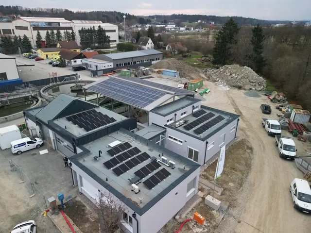 Das neue Betriebs- und Verwaltungsgebäude ist bereits fertiggestellt, bis März 2027 soll das Gesamtprojekt abgeschlossen sein. | Foto: AWV Liebochtal