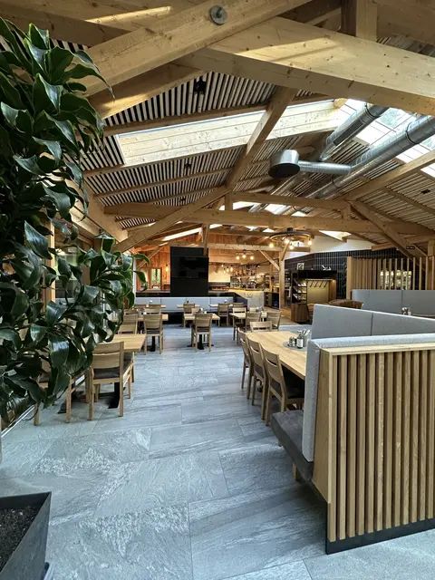 Aus dem "Waldgasthaus Oachkatzl" wurde die "Waldküche". Das Restaurant ist künftig auch für regionale Gäste frei zugänglich.  | Foto: Waldentdeckerwelt