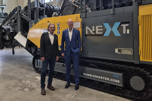 Rubble-Master-CEO Günther Weissenberger führte Wirtschaftsstadtrat Thomas Gegenhuber durch das Hauptquartier. Das Unternehmen zählt weltweit zu den führenden Herstellern mobiler Brech- und Siebanlagen für Recycling und Natursteinaufbereitung . | Foto: RM Group