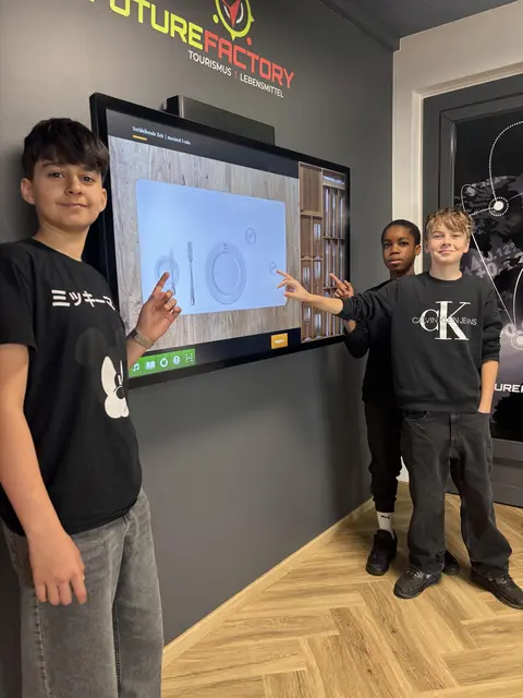 Adis Mazlami, Prince Kenneth Chidubem Okoroafor und Aiden Thor Halper (3S-Klasse der EMS Oberwart) | Foto: WKB