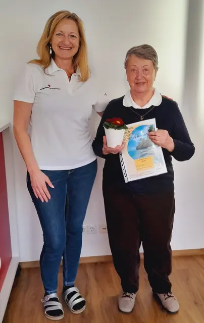 Gewinnerin Herta Grünberger aus Kirchdorf, am Bild mit Monika Felbermayr (links) | Foto: ÖRK Kirchdorf