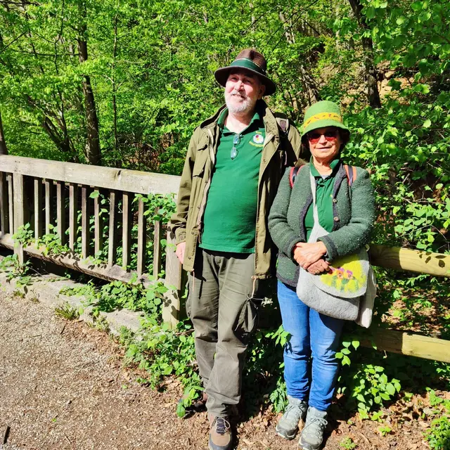 Maria und Kurt Irnberger erklären bei einer Wanderung Frühlingskräuter. | Foto: privat