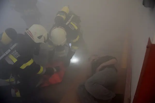 Aus  stark verrauchten Gebäudeteilen  mussten verunglückte Personen von der Feuerwehr mit schweren Atemschuiz  geborgen werden.  | Foto: MeinBezirk/Josef Strohmeier