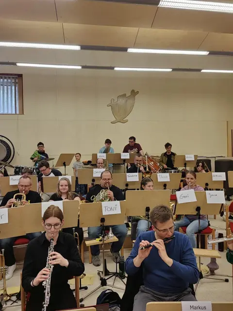 Gemeinsam mit den jungen Gästen wurde die gemeinsame Zugabe für das Konzert geprobt. | Foto: Blasorchester voestalpine Donawitz