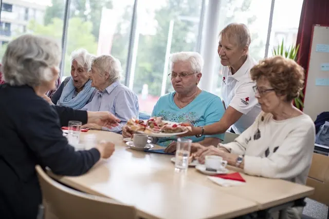 In einer geselligen Runde schmecken Kaffee und Kuchen gleich noch besser. So etwa auch beim gemeinsamen Frühstück (Symbolbild).  | Foto: RKNÖ / Hechenberger