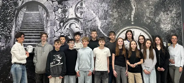 Schülerinnen und Schüler der 3cs-Klasse der SMS Oberschützen mit den Lehrerinnen Andrea Karner und Ursula Janele | Foto: WKB