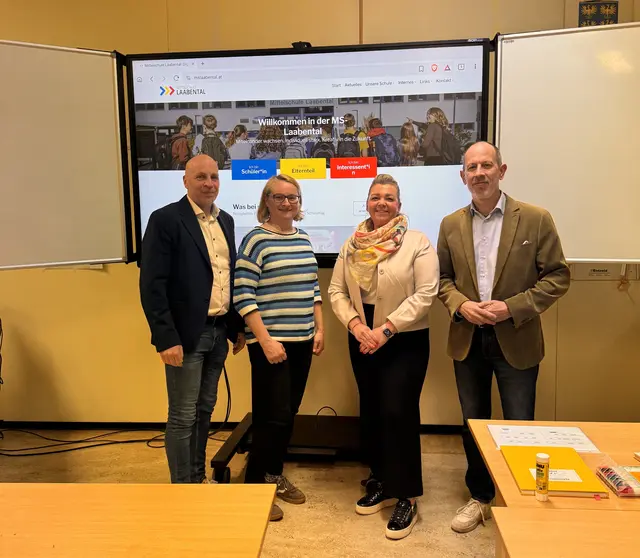 Stehen hinter den Smartboards für die NMS Laabental: Bürgermeister Hermann Katzensteiner (Brand-Laaben), Bürgermeisterin Irmgard Schibich (Neustift-Innermanzing), Schuldirektorin Nicole Winter-Skarek und Schulobmann Vizebürgermeister Daniel Kosak (Altlengbach)
 | Foto: Kosak