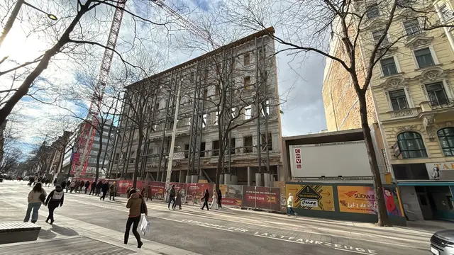 Die ursprüngliche Fassade des Leiner-Gebäudes bleibt auch nach dem Eigentümerwechsel erhalten und soll in das neu zu errichtende Gebäude harmonisch eingefügt werden. | Foto: Mathias Kautzky/MeinBezirk