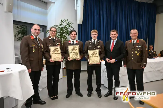 Im Rahmen der Wehrversammlung der FF Leoben-Stadt fanden zahlreiche Auszeichnungen und Beförderungen statt. | Foto: FF Leoben-Stadt