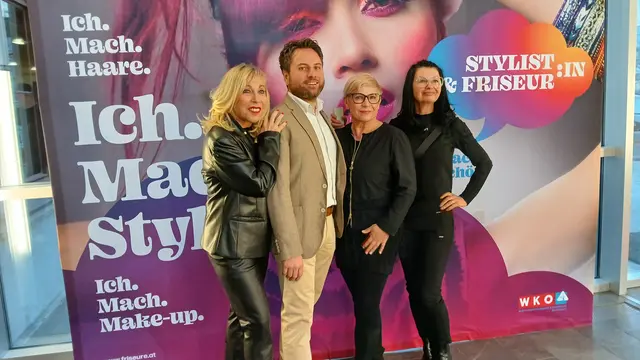 Die steirische Innungsmeisterin der Friseure Doris Schneider mit ihrem Team der Innung im Forum Kloster | Foto: Josef Hofmüller
