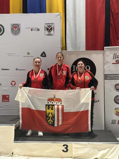 Romana Hinterbichler aus Naarn, links, Bronze mit der Mannschaft OÖ Luftpistole aufgelegt.  | Foto: DSG Union Naarn 