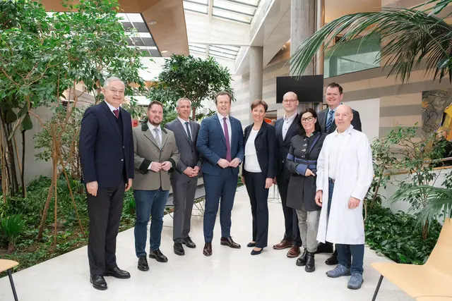 Johanna Mandl wurde vor Kurzem offiziell als neue Pflegedirektorin vorgestellt; im Bild mit Vertretern der Kages und der Lokalpolitik. | Foto: Kages/Paller