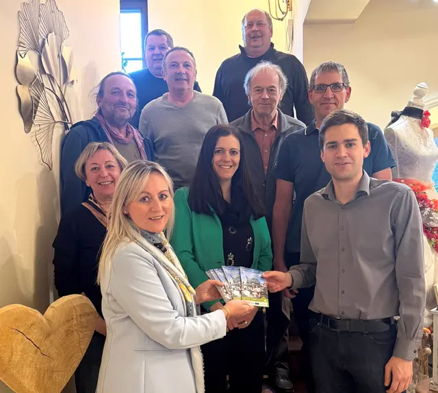 Vizebürgermeister Alexander Leutgeb mit Wanderwegebetreuern und Wanderführern aus Zwettl und Schweiggers: Johann Wurz, Josef Zottl, Walter Fletzer, Helmut Thaler, Johann Berger, Andreas Österreicher (Alpenverein Zwettl), Brigitte Fröhlich, Monika Prinz und Jennifer Fölk. | Foto: Zwettl-Info
