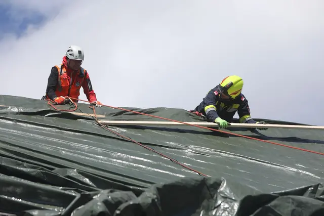 Das Dach wurde wieder abgedeckt. | Foto: FF/Zeiler