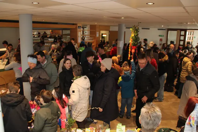 Das Foyer im Haus der Gemeinde war voll von Besucherinnen und Besucher.  | Foto: Manfred Jordan