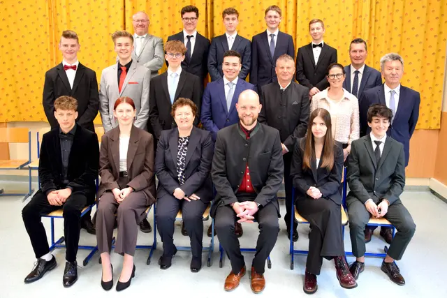 Die Mechatronik-Abolventen: 
1. Reihe: Bruno Bitter-Winkler, Teresa Hraba (Auszeichnung), Hildegard Prem (Direktorin), Torsten Welsch (Vorsitzender), Laura-Sophie PETER, Daniel Prügger

2. Reihe: Fabian Baier (Auszeichnung), Julian Müller (Auszeichnung), Daniel Bischof, Jakob Pfleger (Auszeichnung), Walter Pechmann (Prüfer), Petra Elmecker (Prüferin), Martin Schaubmair, Franz Reiter (Schriftführer)
3. Reihe: Markus Preining (Klassenvorstand), Jakob Hartl, Leon Heitzinger (guter Erfolg), Felix Kaiser, Marvin Atzmüller (Auszeichnung) | Foto: TFS Haslach