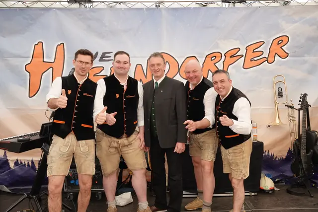 Die Hafendorfer sorgten beim Frühschoppen für ausgelassene Stimmung. | Foto: MeinBezirk/Michael Blinzer