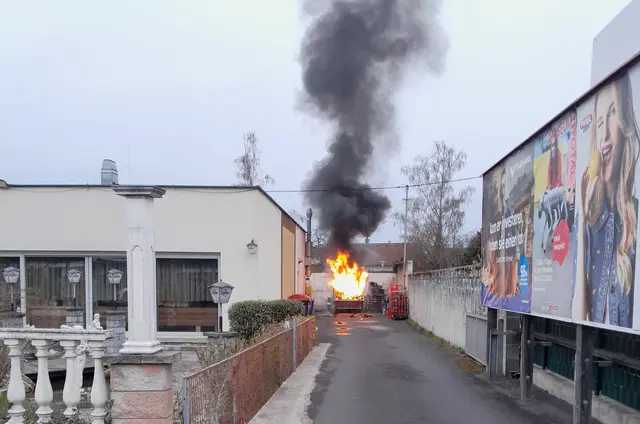 Abfallcontainer in Flammen – schnelles Eingreifen verhindert Schlimmeres