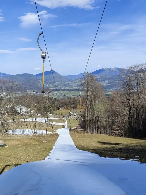Das letzte Schneeband beim Schlepplift auf dem Dürrnberg hält sich hartnäckig.