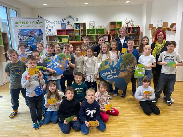 Im Rahmen des Vorlesetages waren die "Omas for Future" mit Hildegard Schweder auch in der Volksschule Kitzeck zu Gast. | Foto: Omas for Future