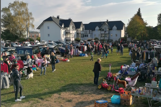 Flohmarkt aus dem Kofferraum am alten Sportplatz