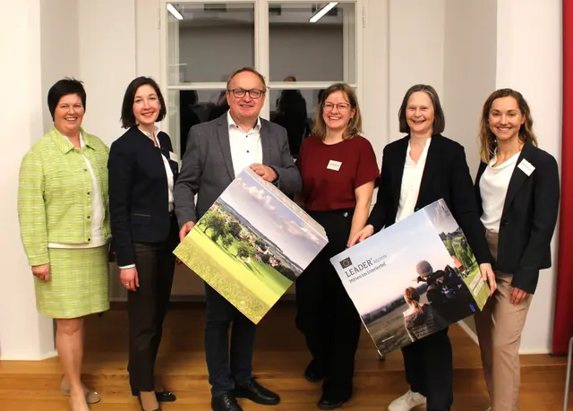 Gabriele Höfler (LINI Landlabor), Rita Atzwanger (Geschäftsführerin LEADER Mitten im Innviertel), Gerhard Wipplinger (Obmann KEM), Ute Schneiderbauer (Modellregionsmanagerin KEM Inn-Kobernaußerwald), Andrea Eckerstorfer (Obfrau LEADER Mitten im Innviertel) und Stephanie Steinböck (Modellregionsmanagerin KEM Inn-Hausruck). | Foto: LEADER Mitten im Innviertel