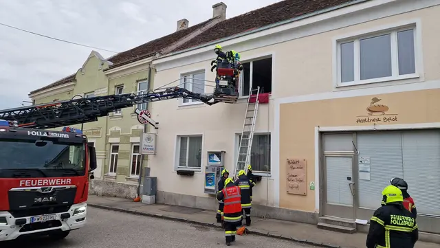 Rettung per Drehleiter aus der Bäckerei. | Foto: Tüchler/Poisinger