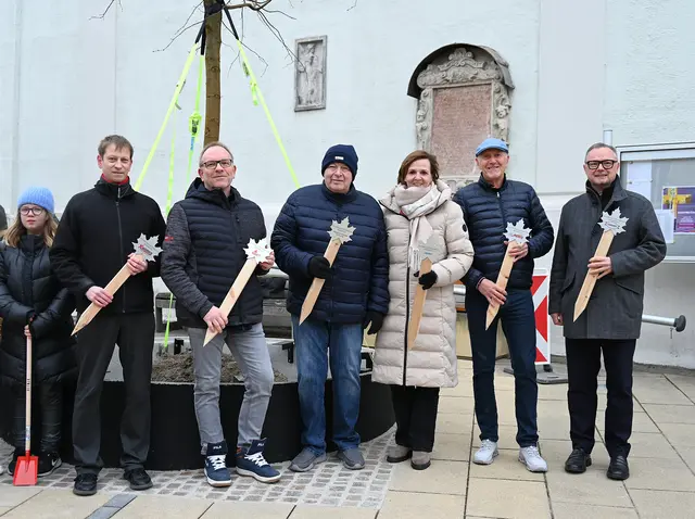 Die Baumpaten: Georg Ungerböck, Gernot Hofegger, Manfred Steiner, Bgm. Barbara Kainz, Hans Andritz und Gerhard Bauernfeind | Foto: Gerlinde Siebenhandl